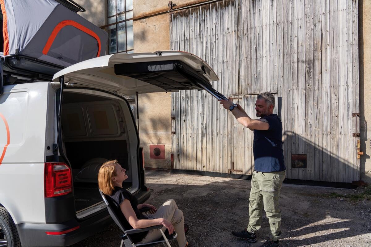 Klappstolsett chairBOXX med baklukemudul for VW T5/T6 stol nærbilde nylonstoff
