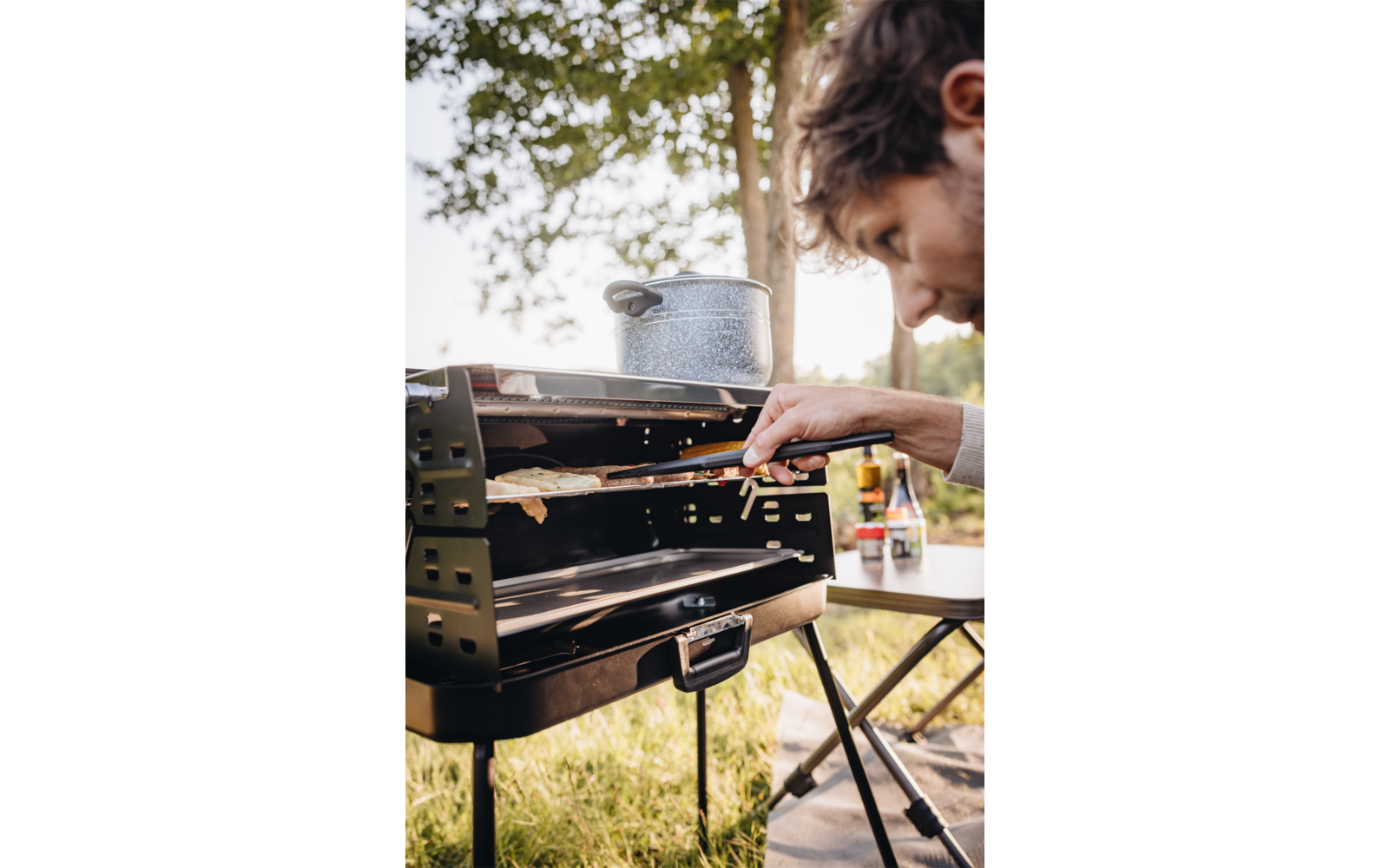 Koffertgassgrill med 3 brennere 30/50 mbar 10 kg montert på campingplass