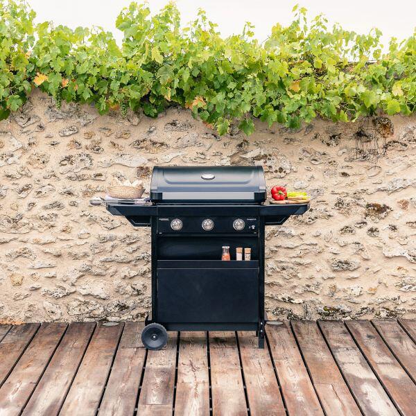 Montert Kompakt gassgrill med 3 brennere og stålvogn på campingplass