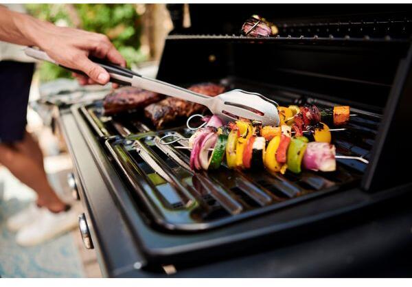 Nærbilde av piezo-tenning på Kompakt gassgrill med 3 brennere og stålvogn
