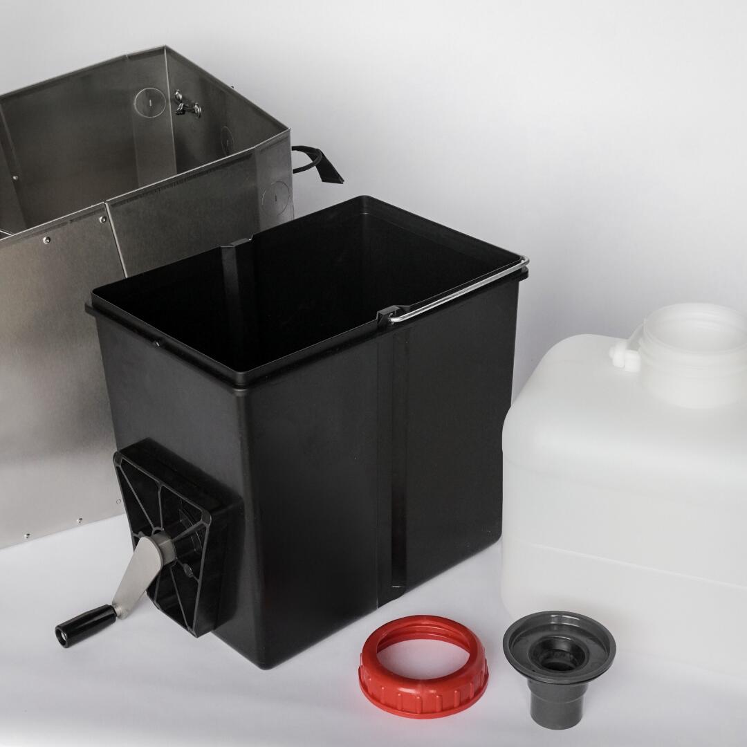 Komposttoalett Biotioo 2.0 RL med sveiv i bruk på camping