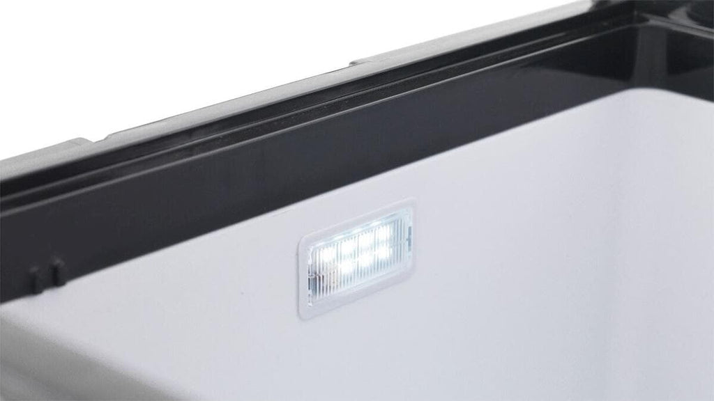 Nærbilde av USB-ladeport på Kompressor-kjøleboks Arctic Chill 40 12/230V 37L - Outwell