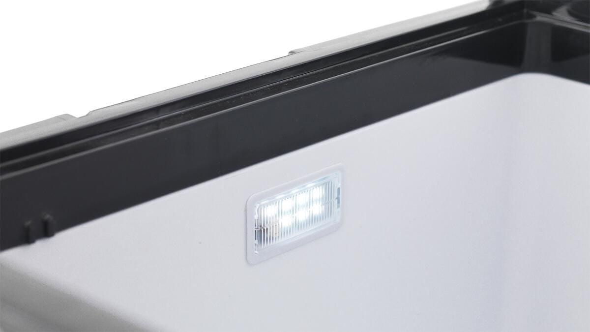 Nærbilde av USB-port på Kompressor-kjøleboks Arctic Chill 50 12/230V 50L - Outwell
