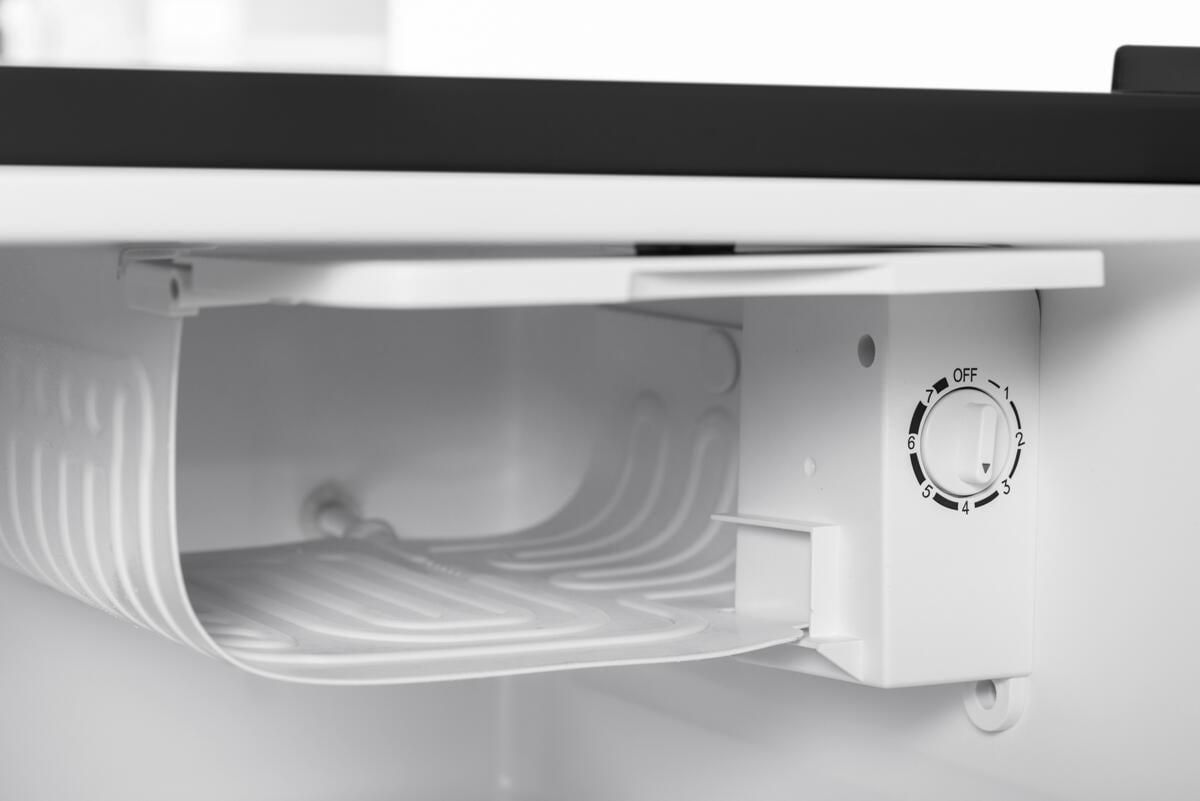 Detalj av kompressor-kjøleskap Polarys Home Mini 42 l 230V - Brunner