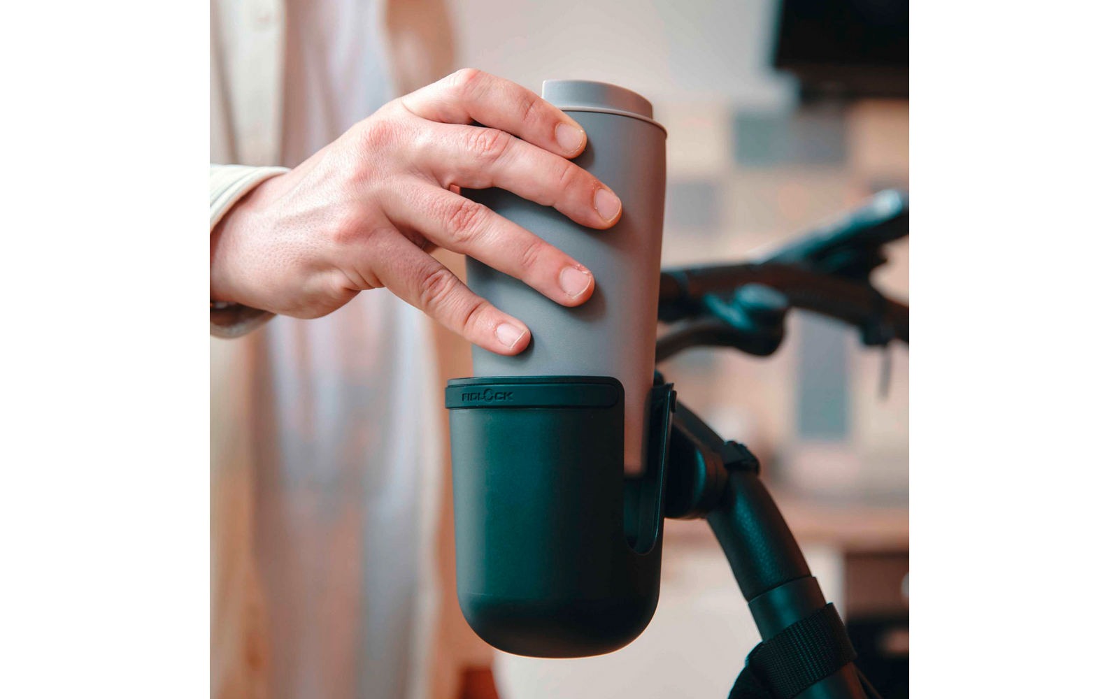 Visning av Koppholder Twist cup holder for barnevogn 60-80 mm - Fidlock i bruk