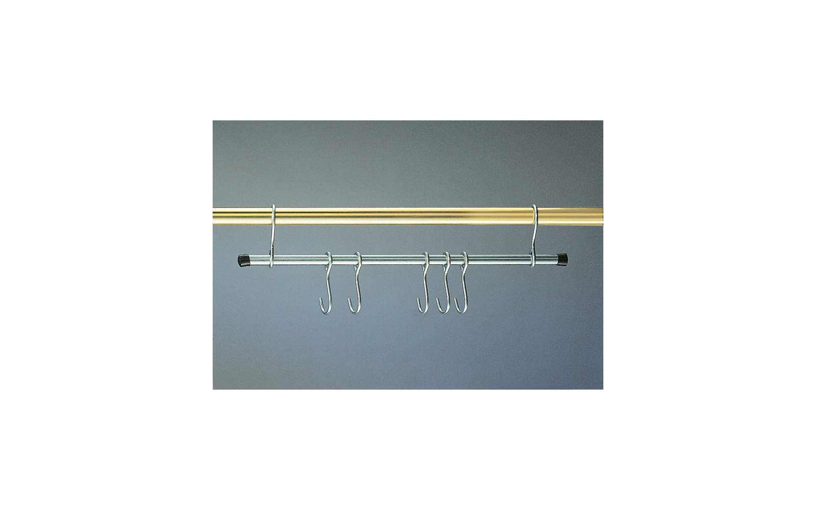 Detaljbilde av Krokelist i stål 40 cm med 7 kroker for telt og campingvogn