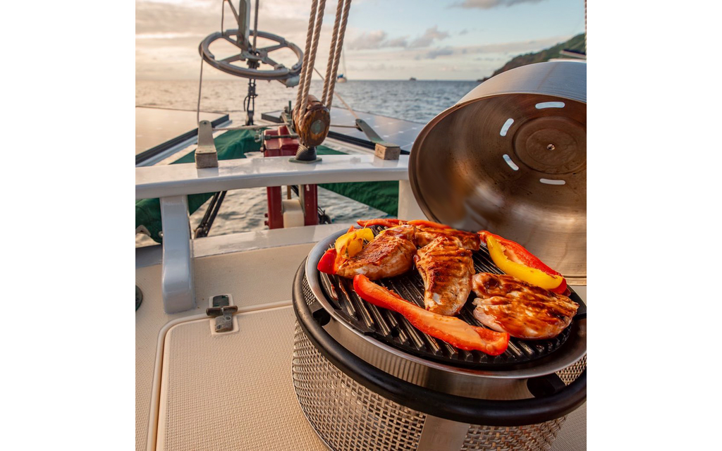 Kullgrill Air Deluxe med grillplate, bordmodell - Cobb med åpen lokk