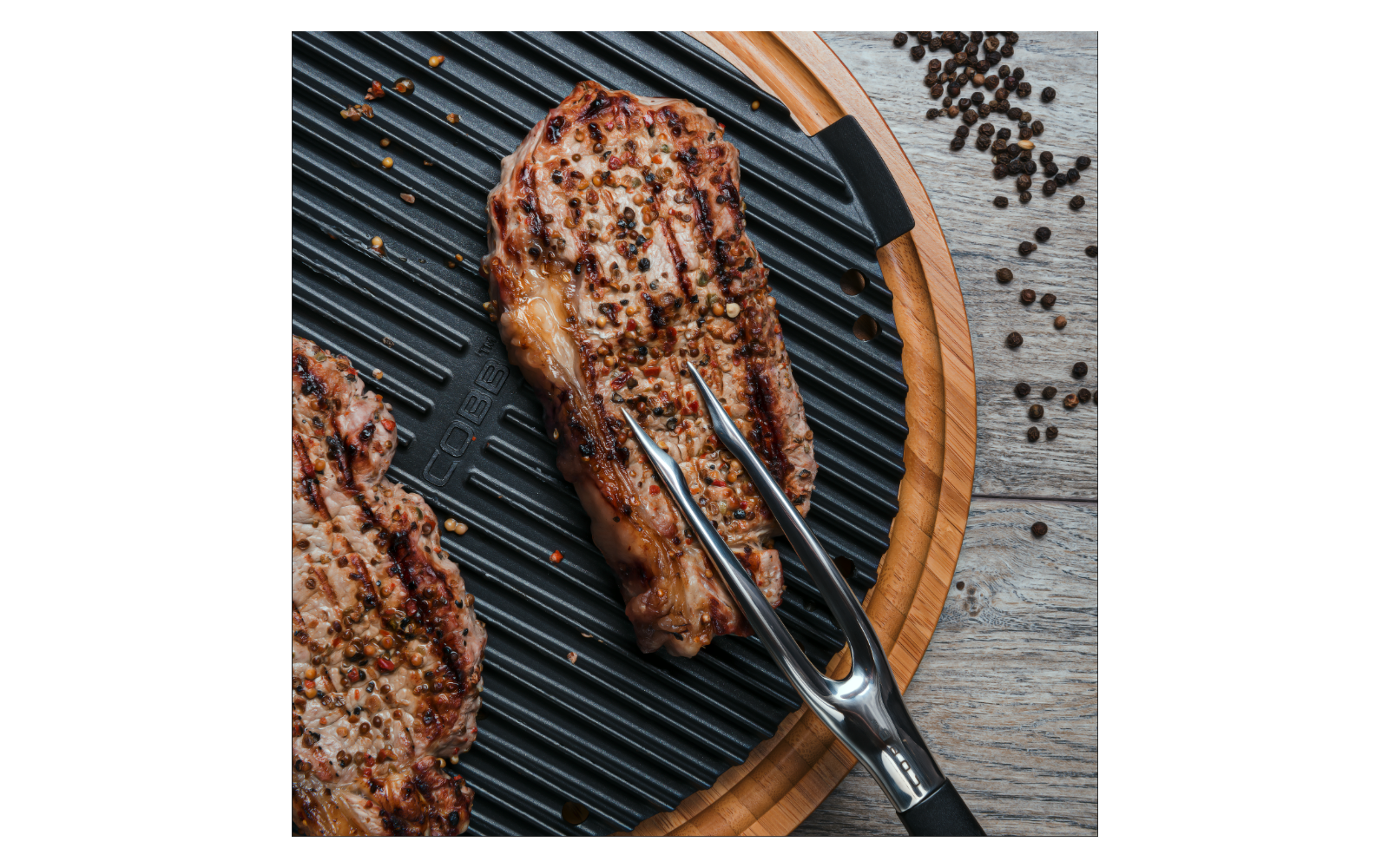 Kullgrill Air Deluxe med grillplate, bordmodell - Cobb i bruk på camping
