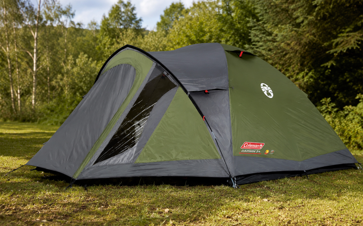 Kuppeltelt Darwin 4 Plus Active for 4 personer 6,2 kg - Coleman oppslått sett forfra med inngang og bodplass