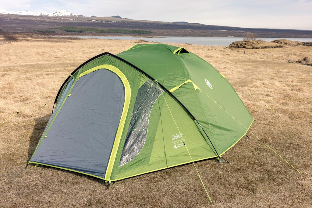 Montert Kuppeltelt Darwin 4 Plus Blackout på campingplass