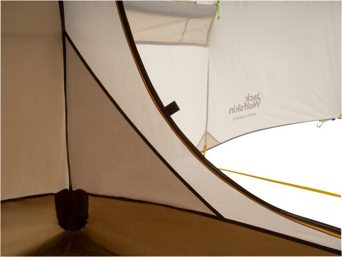Montert Kuppeltelt Grand Illusion IV 4-pers aluminium beige på campingplass