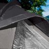 Kuppeltelt Kiwi NZ 4 for 4 personer 320x245x135 cm 4,8 kg sett fra siden, oppslått på campingplass