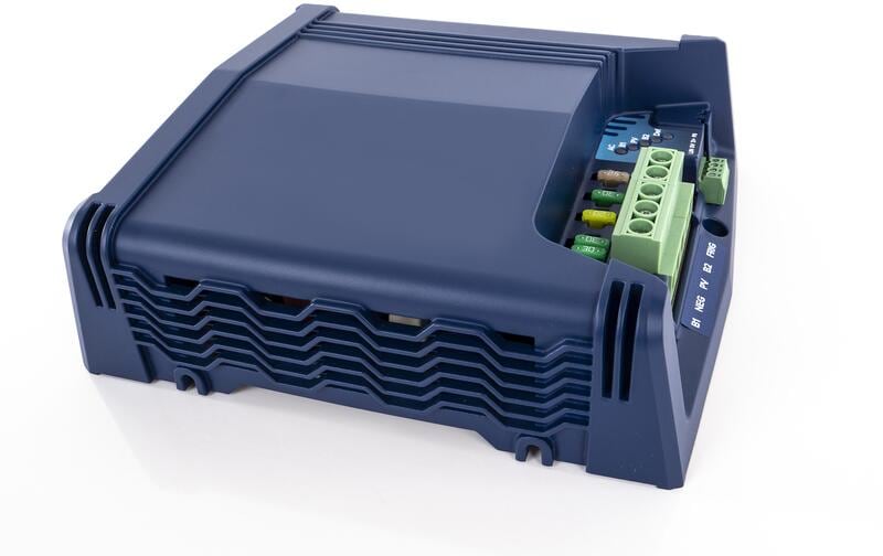 Baksiden av Ladebooster Integral 25A 3-i-1 med lader og MPPT-regulator