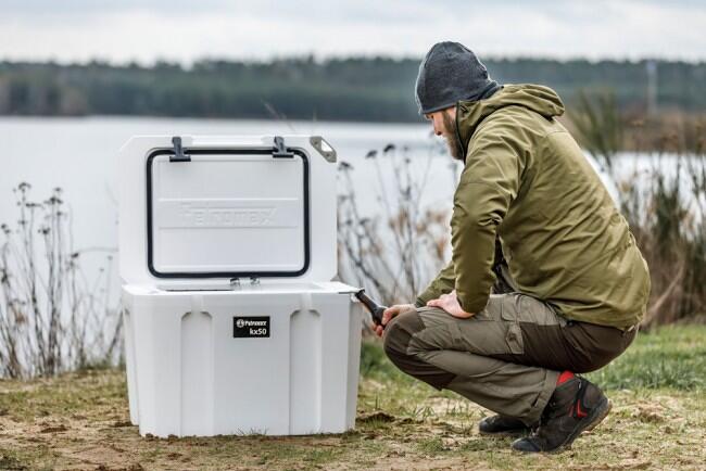 Detaljbilde av flaskeåpner integrert i låseplate Petromax