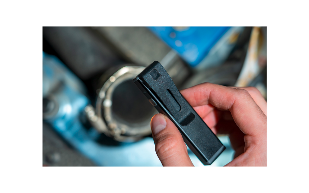 Nærbilde av USB-C ladekontakt på LED-arbeidslampe WL 500R Mini