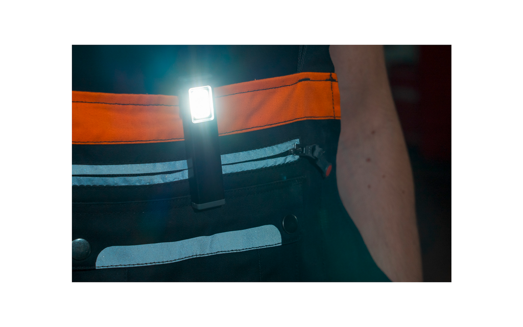 LED-arbeidslampe WL 500R Mini med magnet i bruk