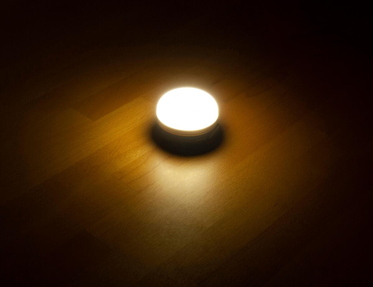 Detalj av utklappbar krok på LED campinglampe 300 lumen med powerbank og magnet 88g