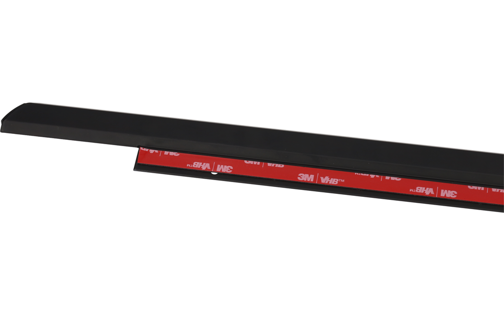 LED-dørlampe og takrenne Viganella Urban 1245 mm montert på bobil