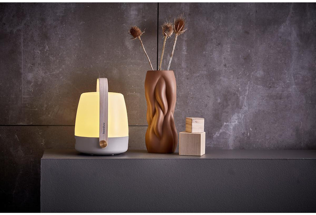 LED lampe Lite-up 2.0 dimmbar USB-C 1800mAh nærbilde av messingknapp
