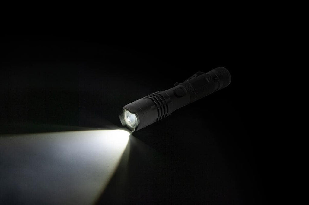 Detalj av magnetfot på LED-lommelykt med powerbank 1000 lm