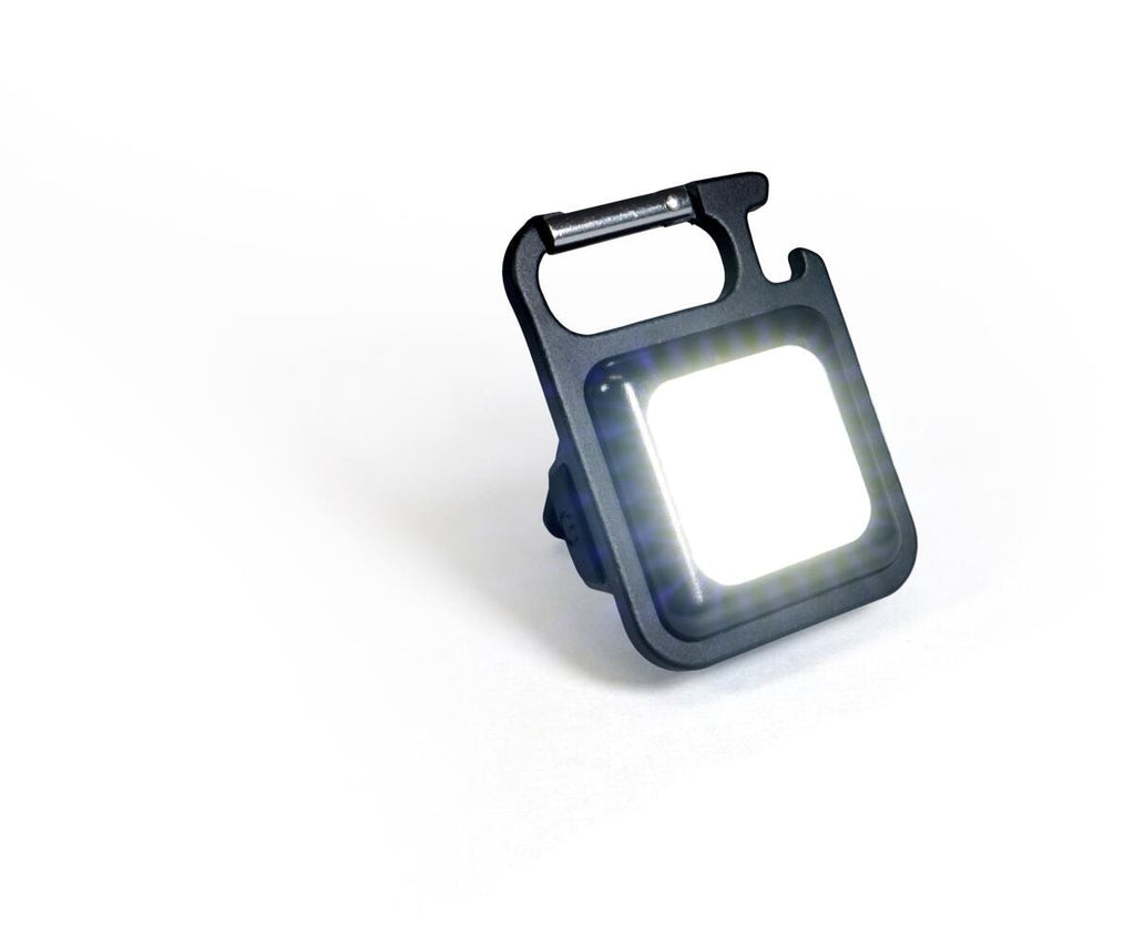 LED-lommelykt 500 lumen USB-C oppladbar 45 g aluminium nærbilde av magnet
