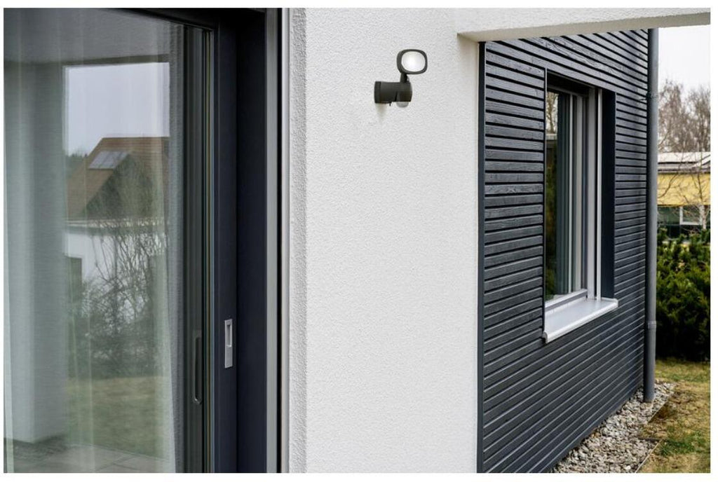 LED-spot Lufos med bevegelsessensor IP44 batteridrevet montert utendørs