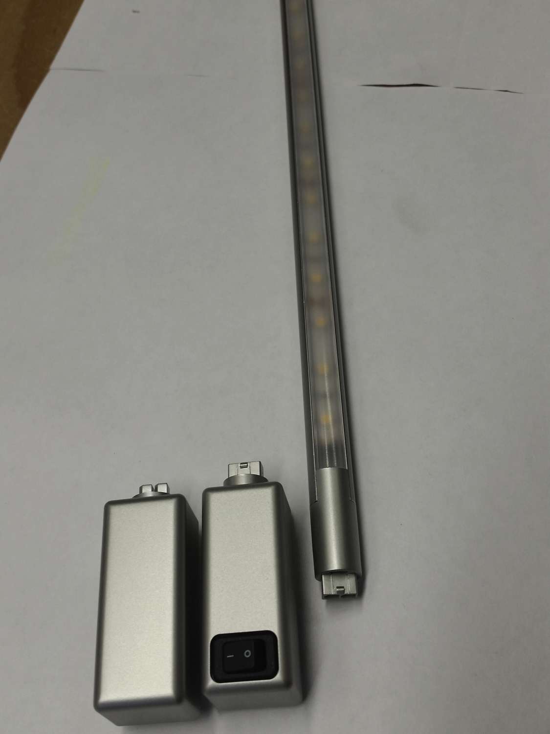 LED Tube light for strømskinner 470 mm 1,3W - Dometic montert på strømskinne