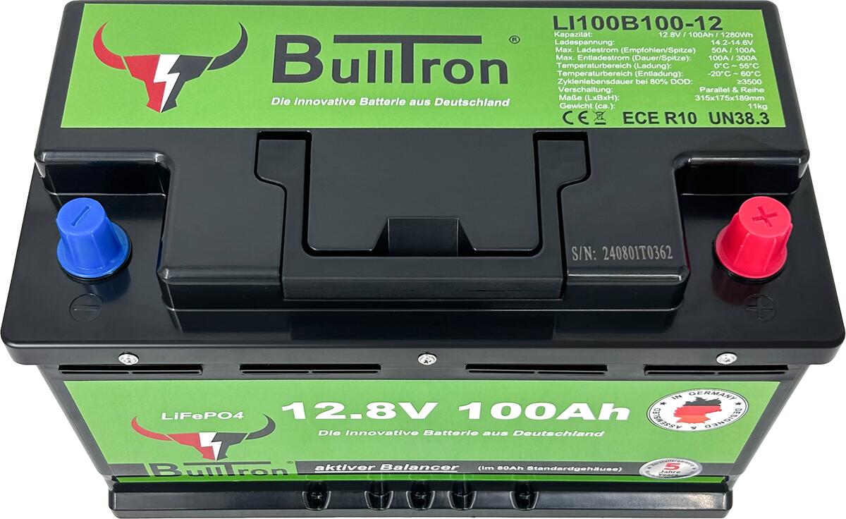 Nærbilde av tilkoblinger på LiFePO4 lithium-batteri 100Ah 12.8V med Smart BMS og Bluetooth