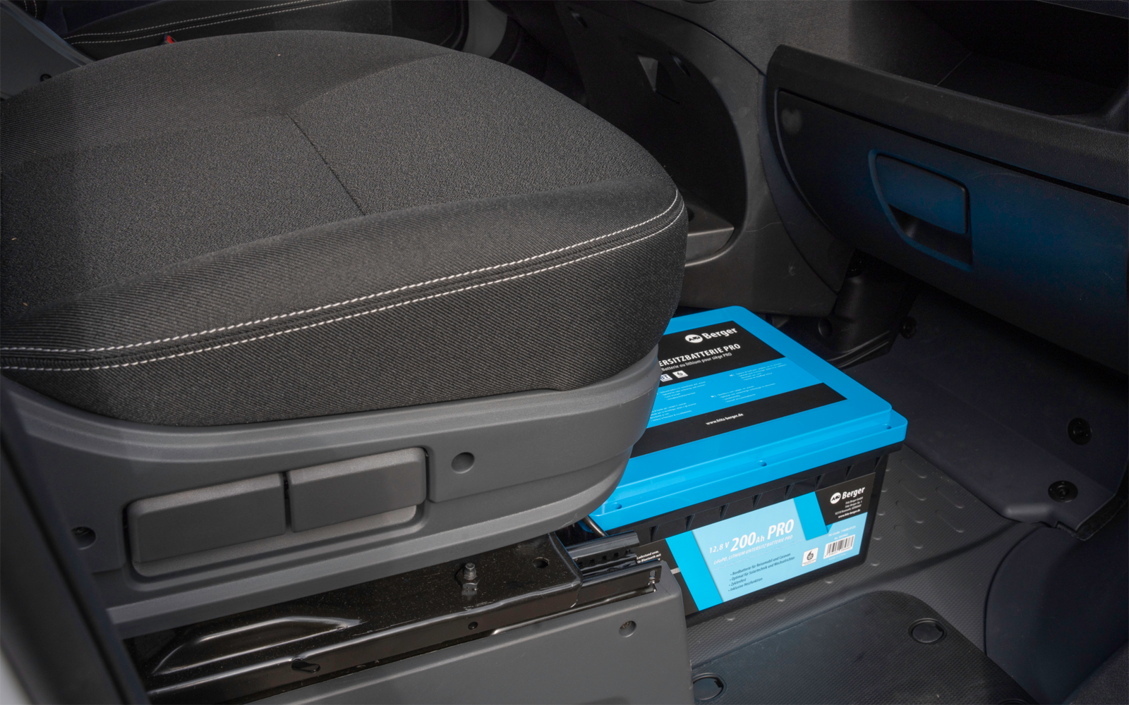 Nærbilde av tilkoblinger på LiFePO4 litium undersetesbatteri Pro 200 Ah 12V med Bluetooth og varme