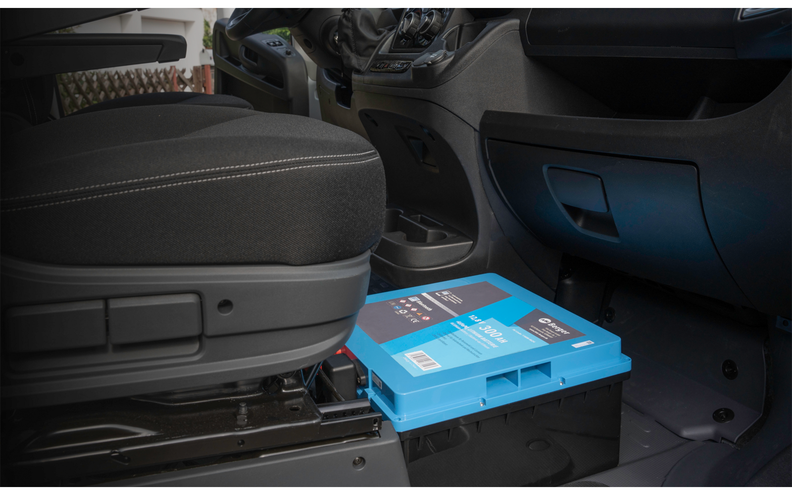 Nærbilde av tilkoblinger på LiFePO4 litium undersetesbatteri Pro 300 Ah 12V med Bluetooth og varme
