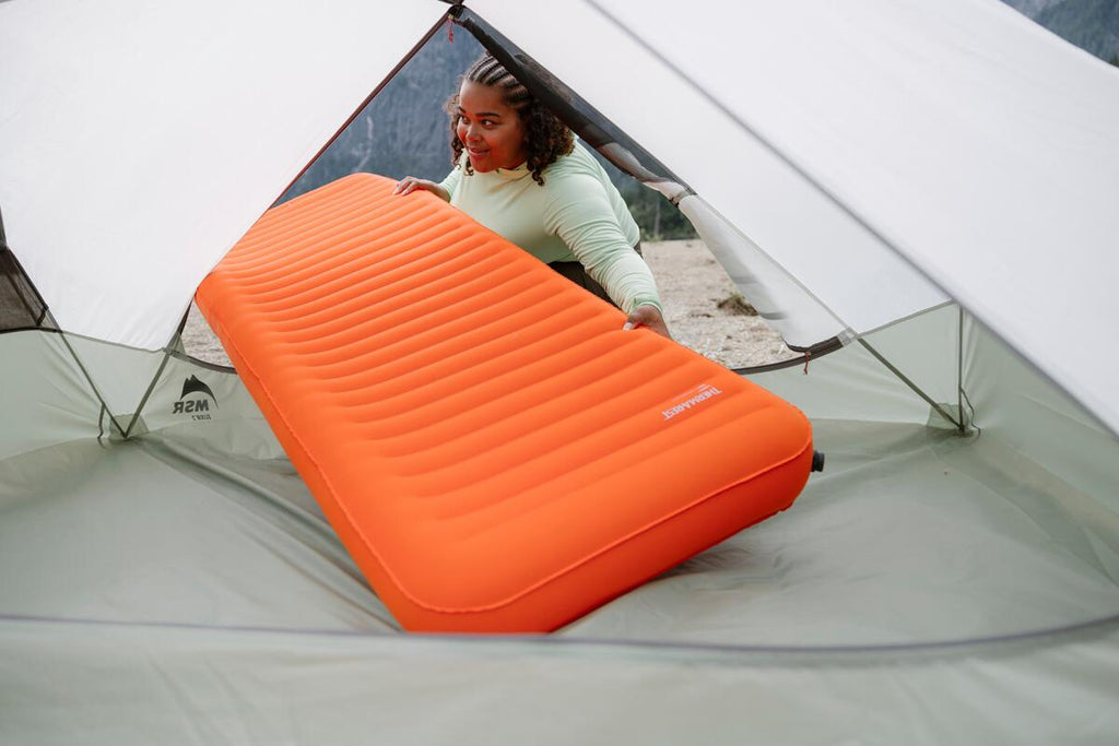 Liggeunderlag NeoLoft Therm-a-Rest i bruk på gress
