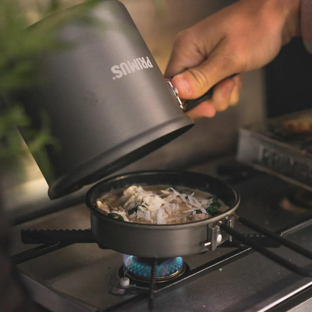 Litech Trek Kettle gryte med stekepanne 1 L 267 g nærbilde av panneoverflate