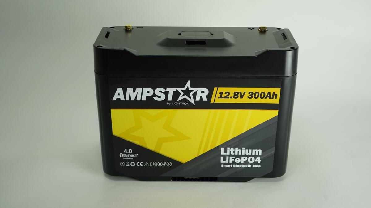Litium batteri 12,8V 300Ah 3840Wh med Bluetooth BMS - Ampstar forfra