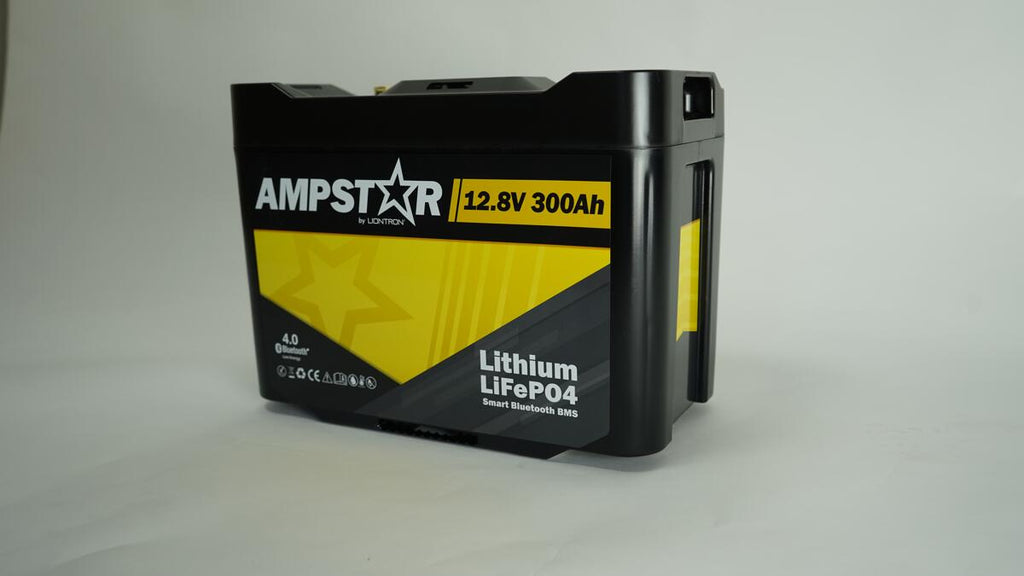 Litium batteri 12,8V 300Ah 3840Wh med Bluetooth BMS - Ampstar bakside