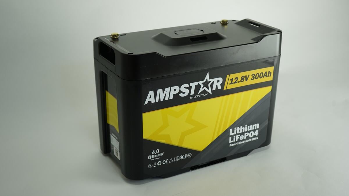Nærbilde av tilkoblinger på Litium batteri 12,8V 300Ah 3840Wh med Bluetooth BMS - Ampstar