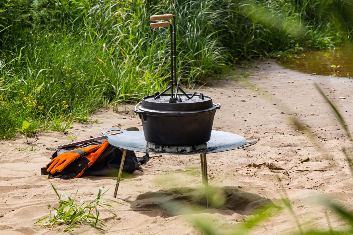 Lokkhever for bålgryte i stål med trehåndtak 34 cm - Petromax detalj av trehåndtak