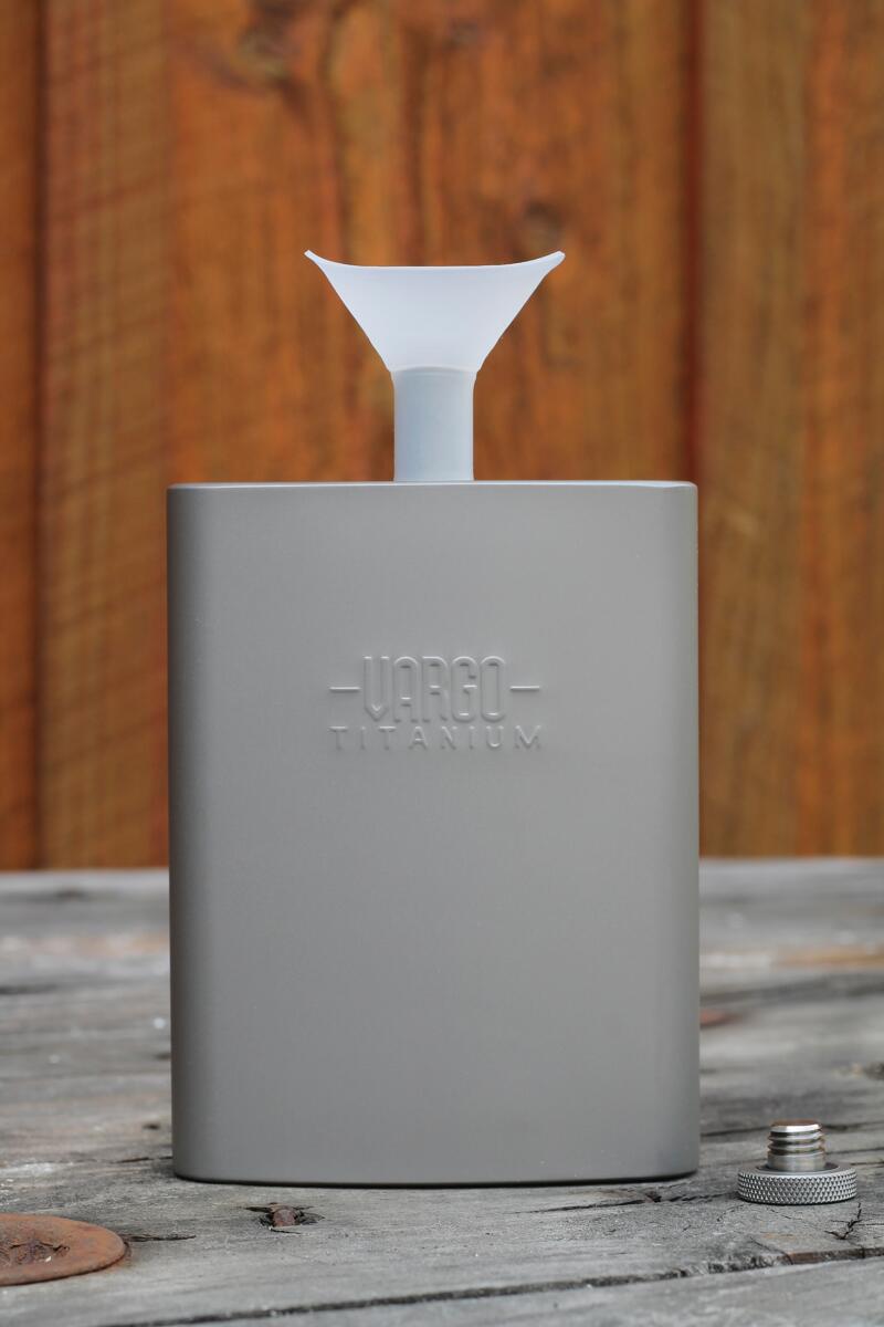 Lommelærke i titan 240 ml med integrert trakt bakside