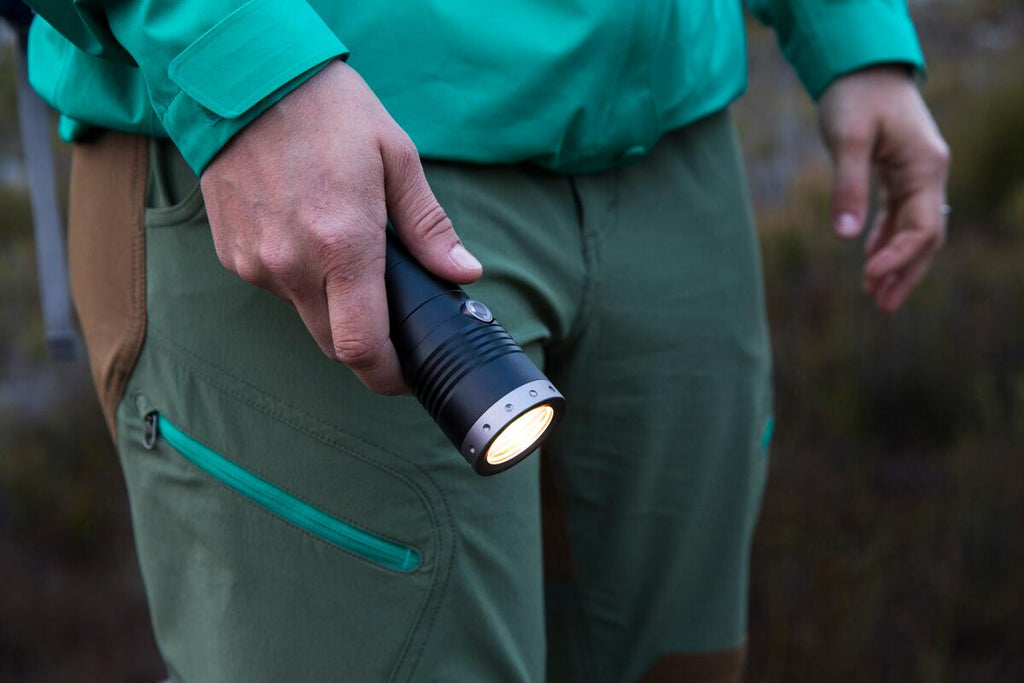 Nærbilde av bryter på Lommelykt MT10 LED 1000 lm oppladbar USB
