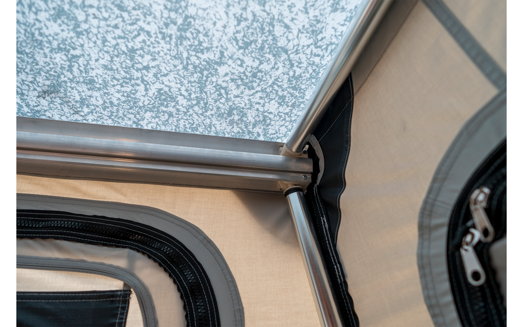 Detalj av teleskopiske aluminiumsstenger på Luna Plus markisefortelt