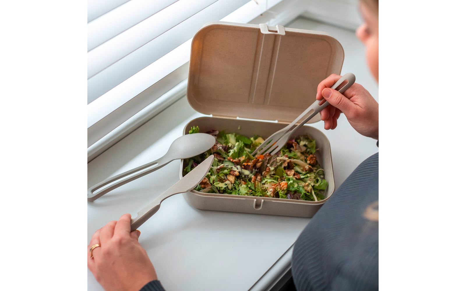 Lunchboks Pascal L med skillevegg og klipslås montert og åpen