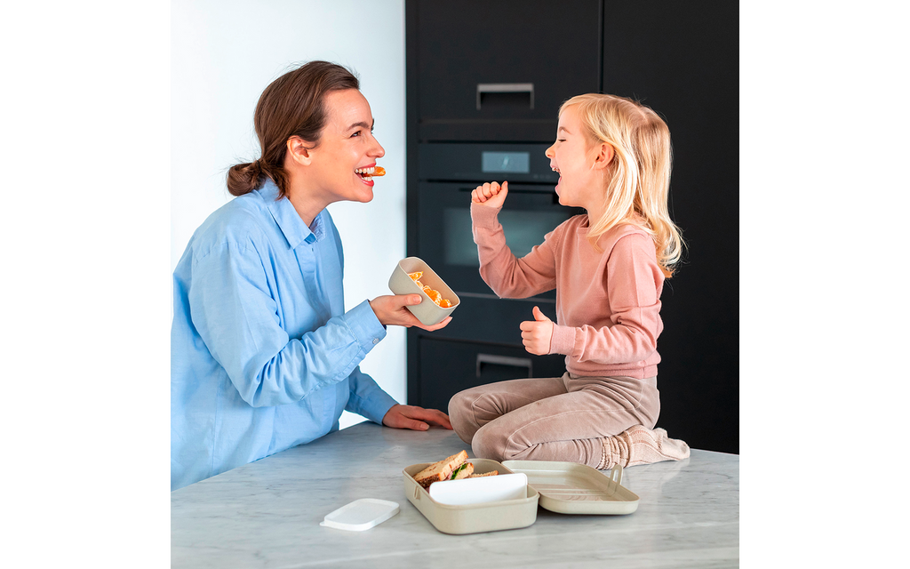Nærbilde av skilleveggen i Lunchboks Pascal L med skillevegg og klipslås