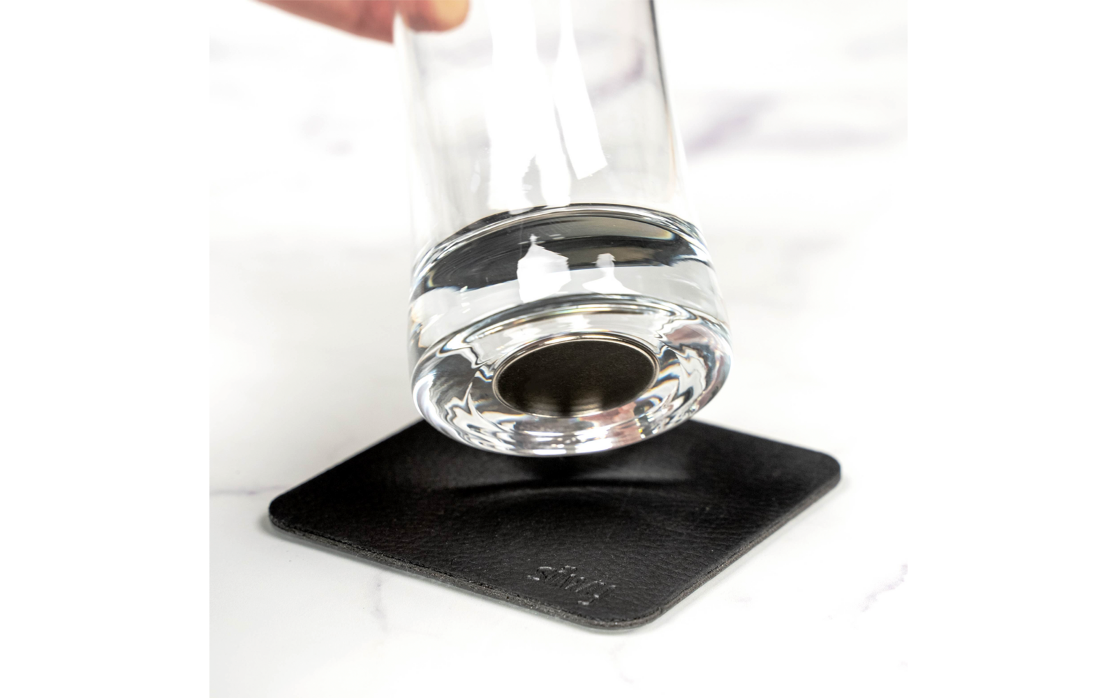 Montert Magnet-ølglass Tritan-krystall med underlag 4-pack på bord