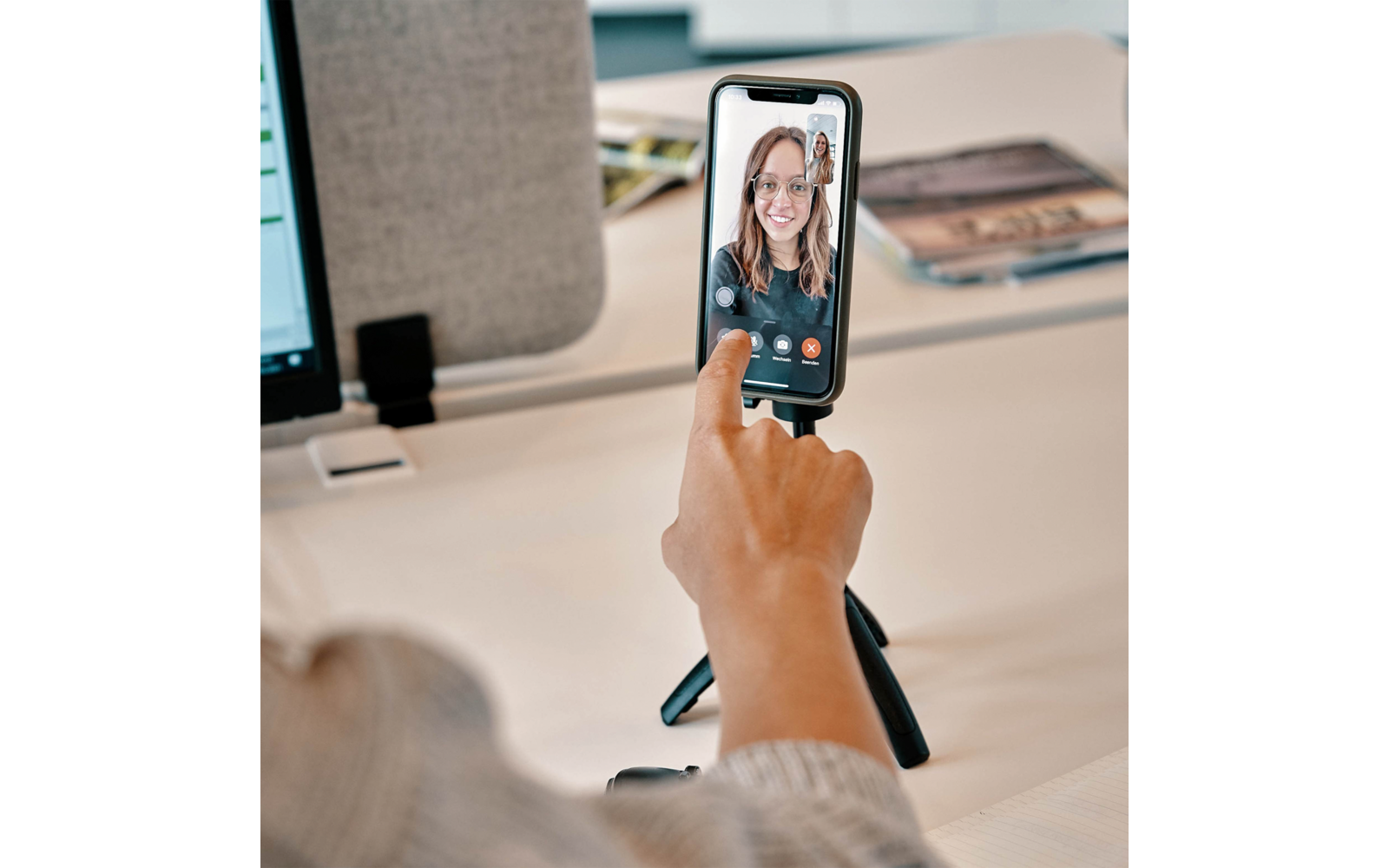 Montert Magnet-vakuum stativ for smarttelefoner med teleskoparm - Silwy x Fidlock med telefon