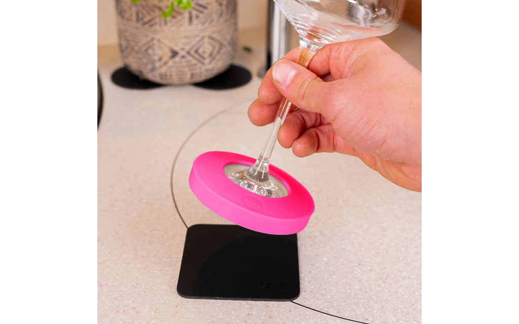 Magnetadapter-sett for stilkglass med nano-gel-pads i bruk
