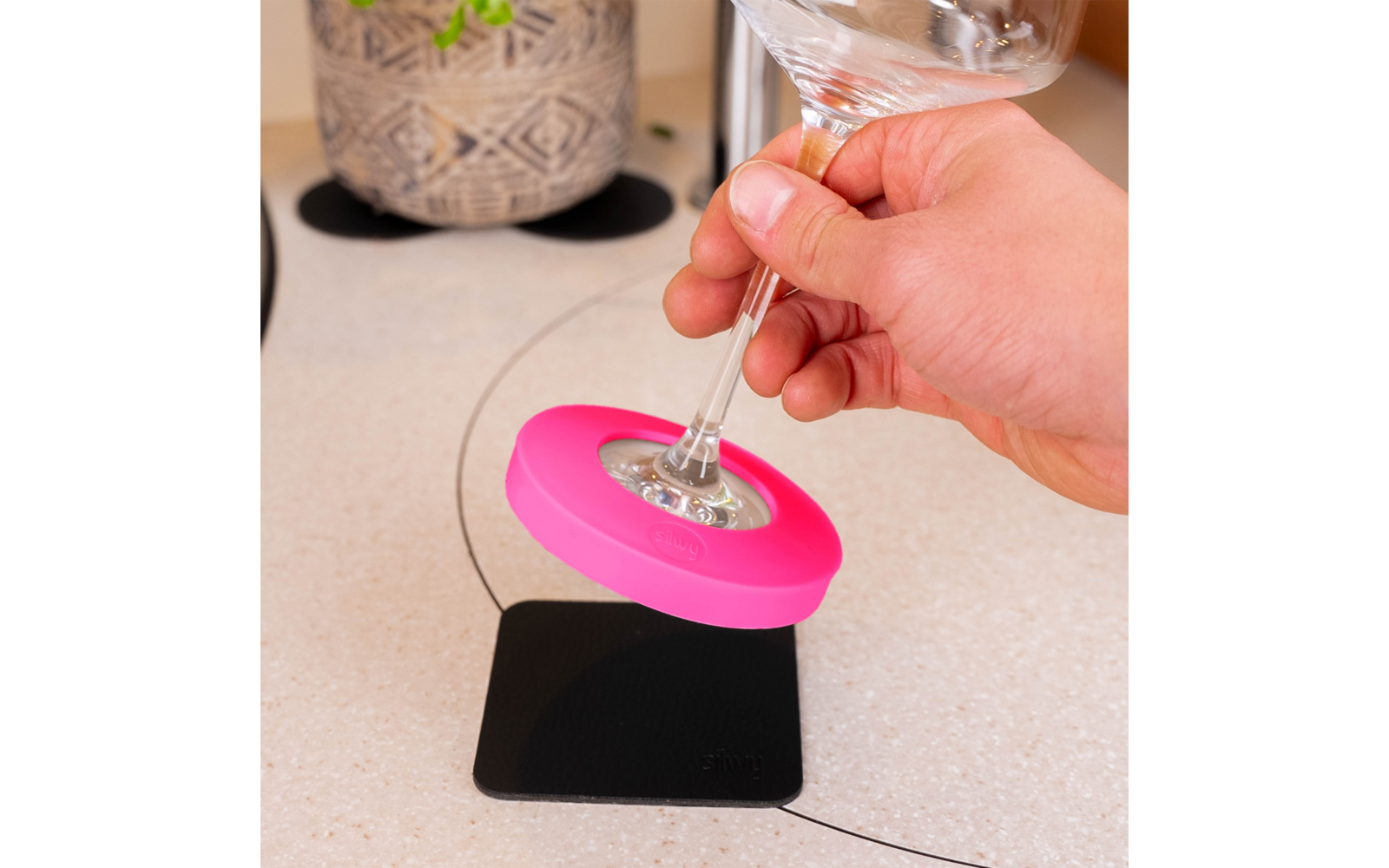 Magnetadapter-sett for stilkglass med nano-gel-pads i bruk