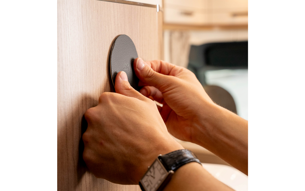Montert Magnetisk bordlampe Portofino med underlag IP65 hvit i bruk