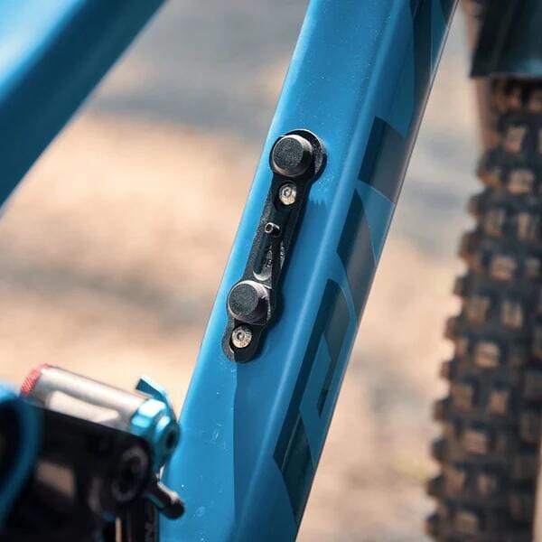 Montert Magnetisk drikkeflaske TWIST 750 ml med sykkelholder på sykkel