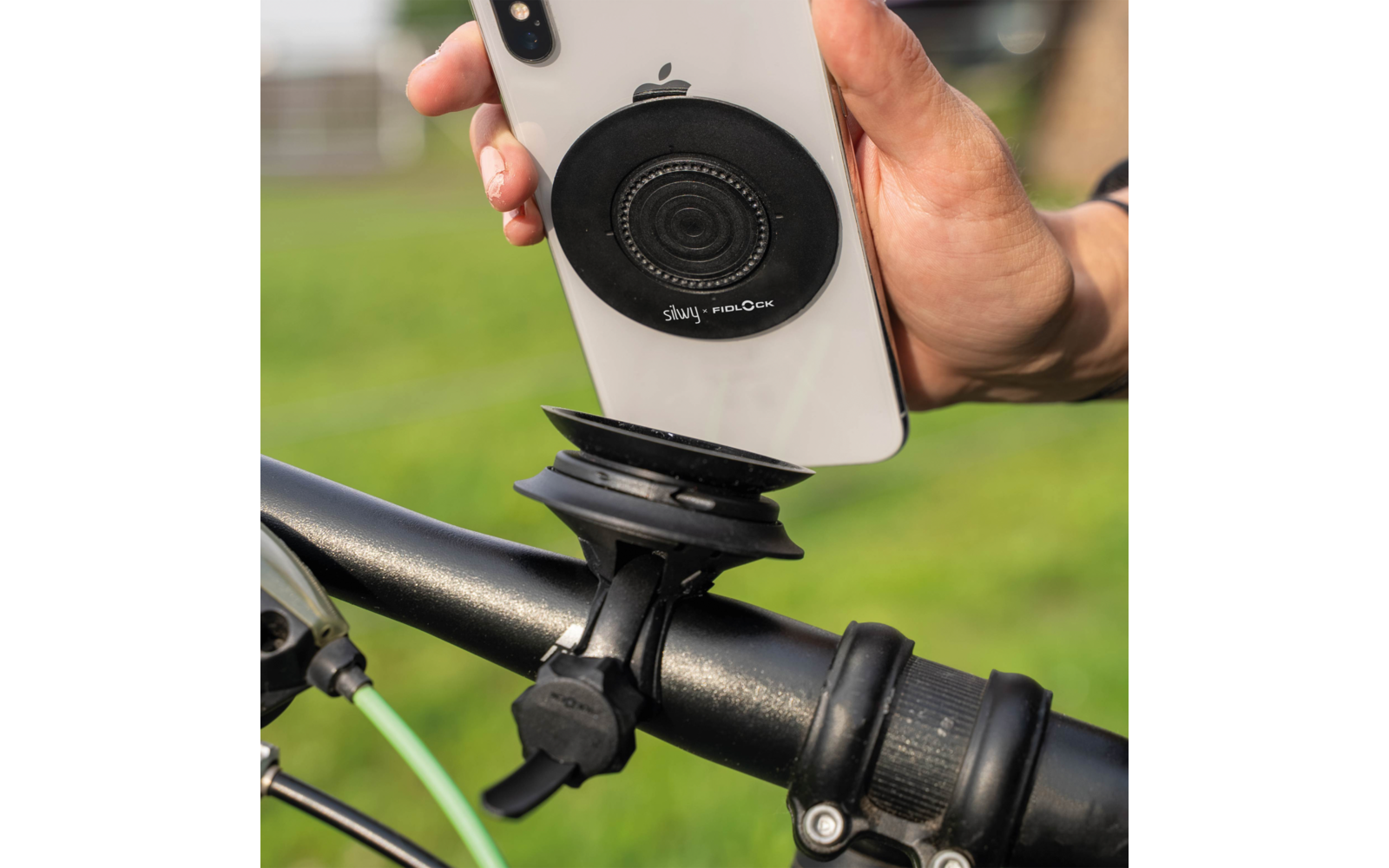 Nærbilde av magnet og vakuumpatch på Magnetisk mobiltelefonholder for sykkel med vakuum 360° - Silwy x Fidlock