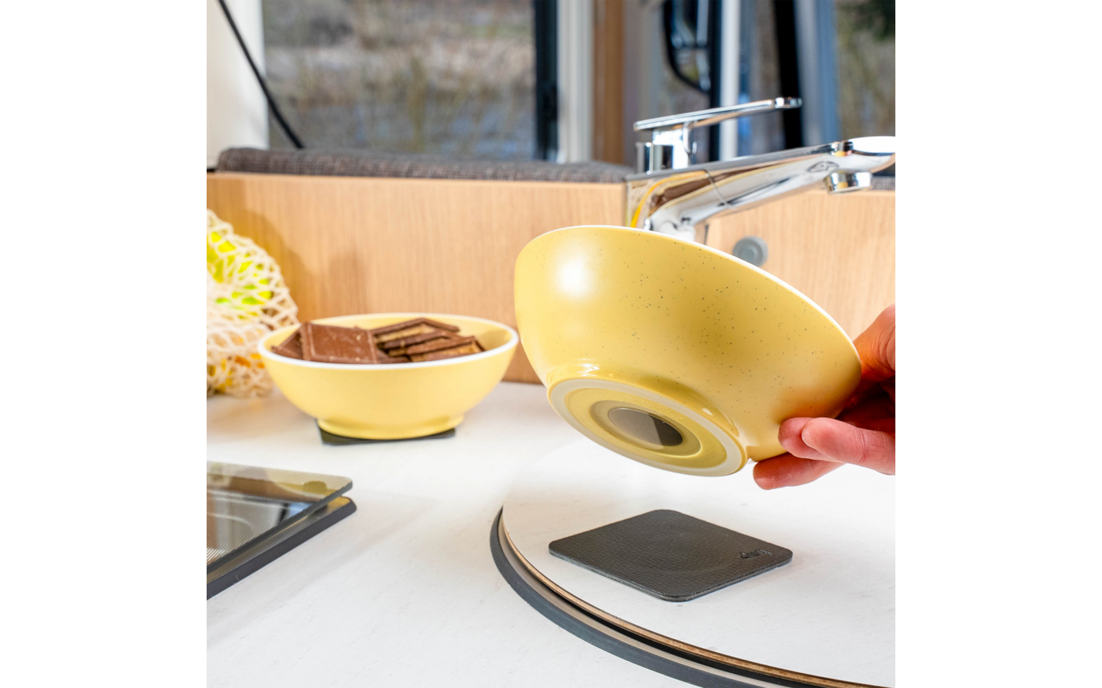 Detalj av magnetisk bunn i Magnetisk servicesett Dolomit 11 deler for 2 personer gul