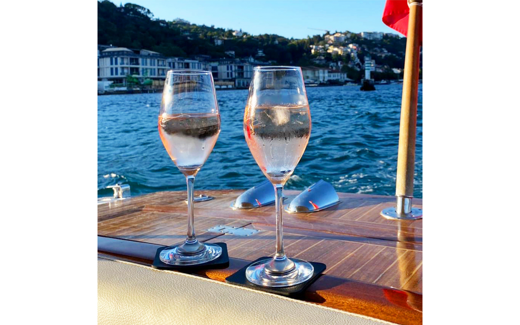 Montert Magnetiske champagneglass med underlag 2er sett 200 ml - Silwy på campingbord